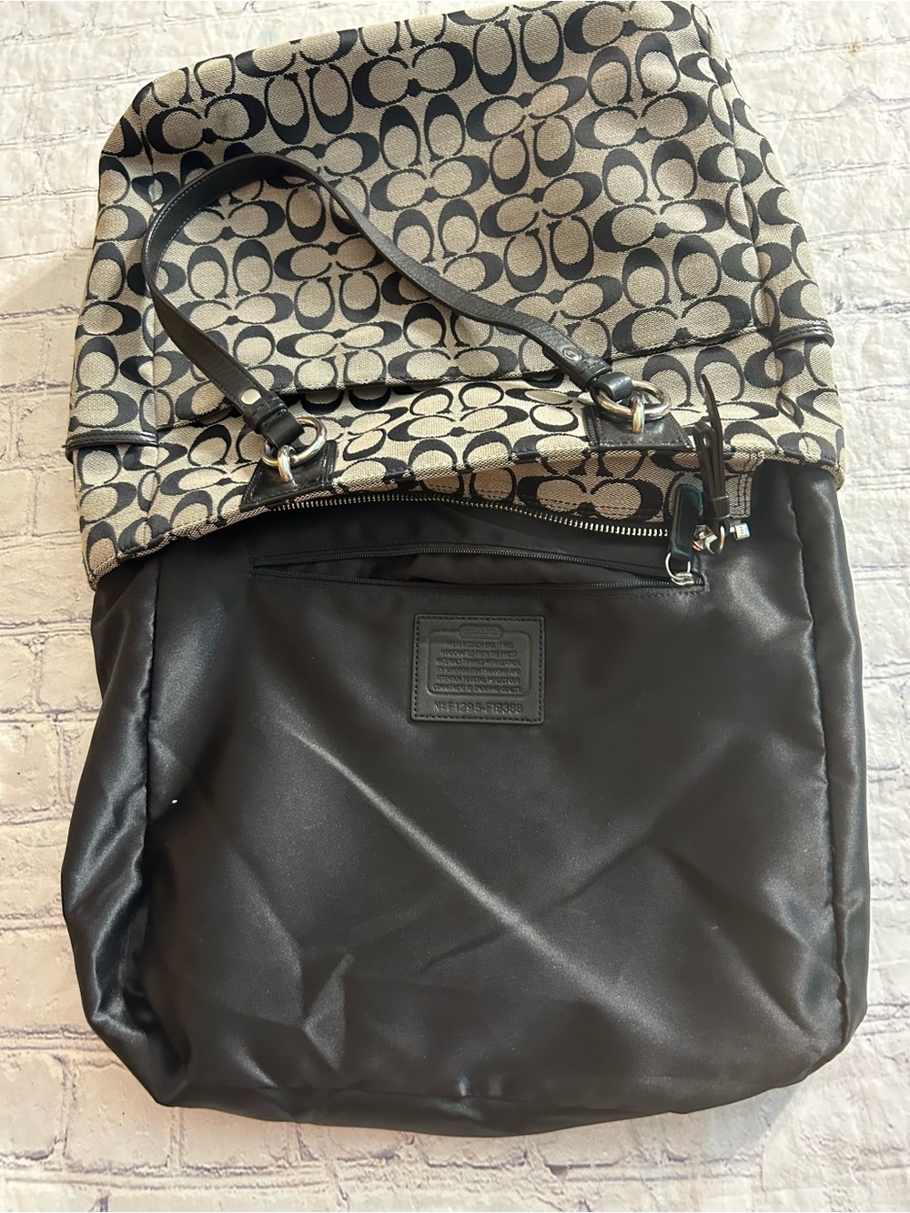 COACH GALLERY NS ZIPPER TOTE SIGNATURE CANVAS BLACK LEATHER/ GREY SIDE POCKETS - Picture 6 of 13